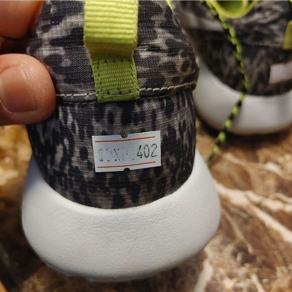 Nike women's Roshe run print running shoes sneaker size 9.5. 402 - Picture 13 of 13